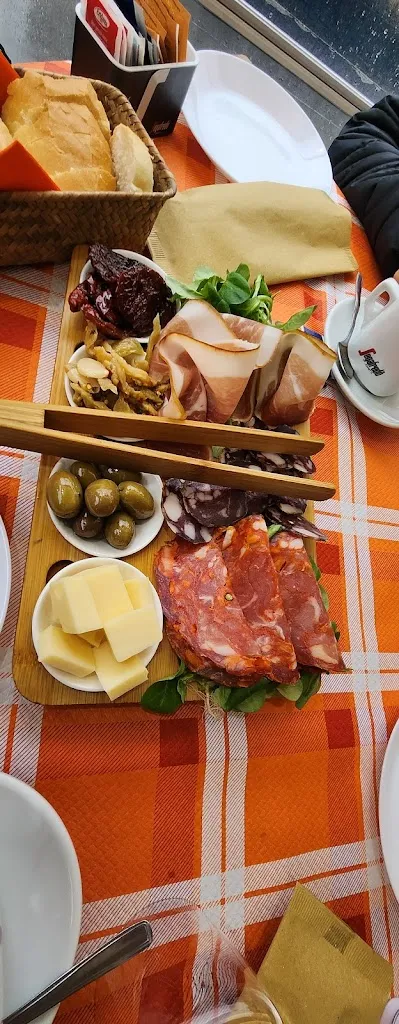 Demis Farrugia_Overland - Food and Beverages_Mandanici_review