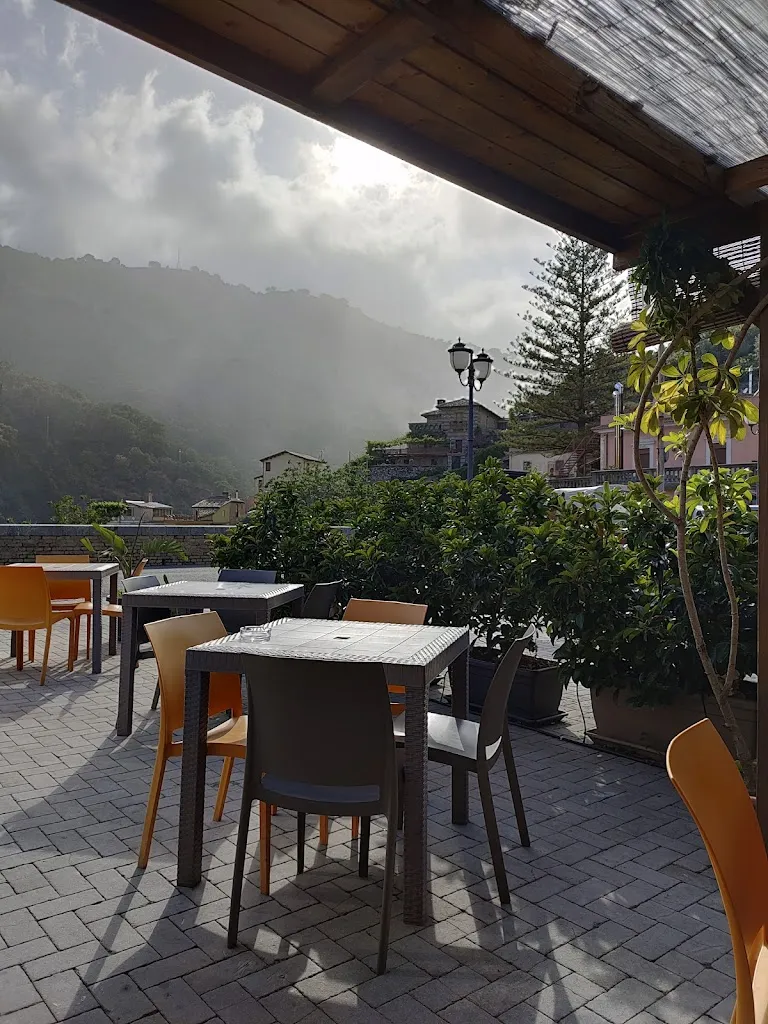 Overland - Food and Beverages_Mandanici_slider_image_1