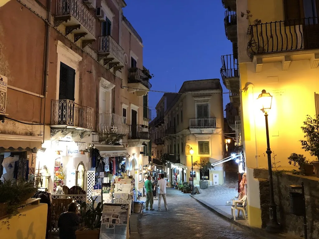 Nikolai Geißler_Essepiu di bono in vino2_Lipari_review