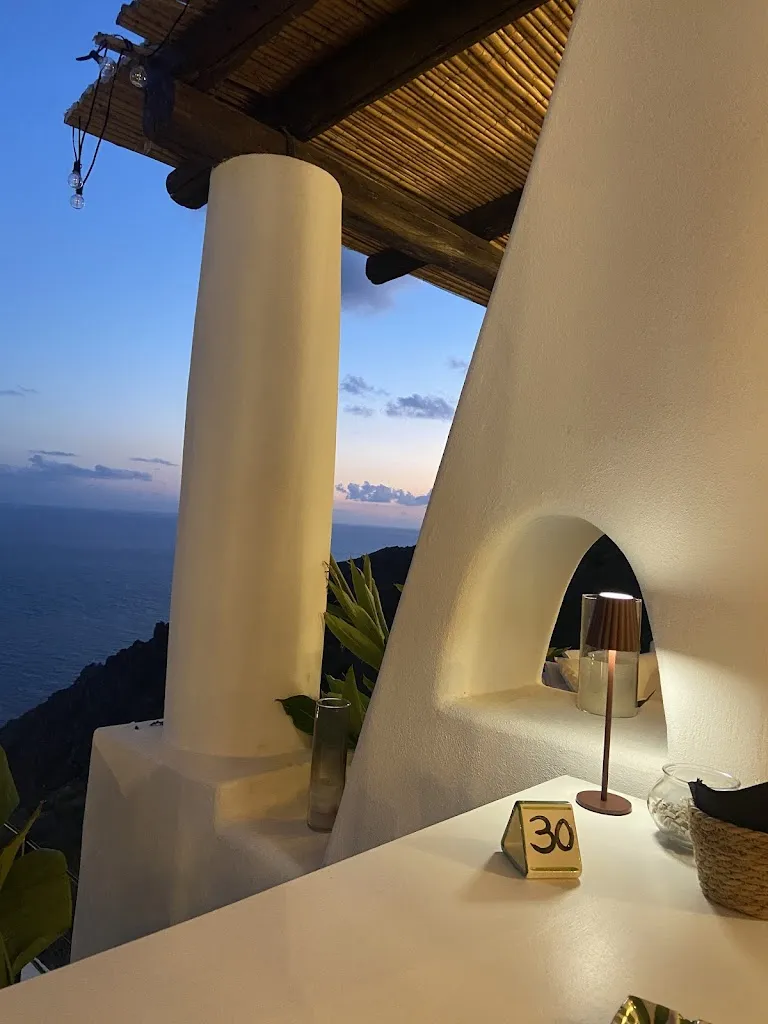 Imola Domokos_Al panorama_Lipari_review