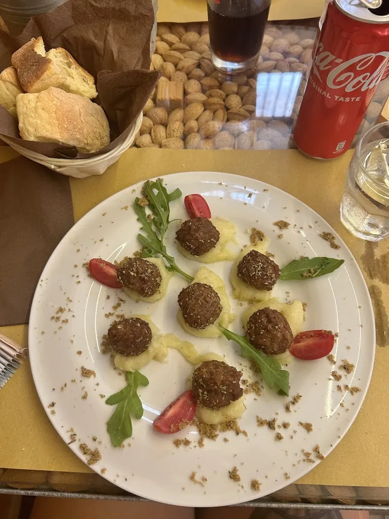 Rizelle Angelique McDermott_Bisboccia Risto-bistrot & Arancin-corner_Modica_review