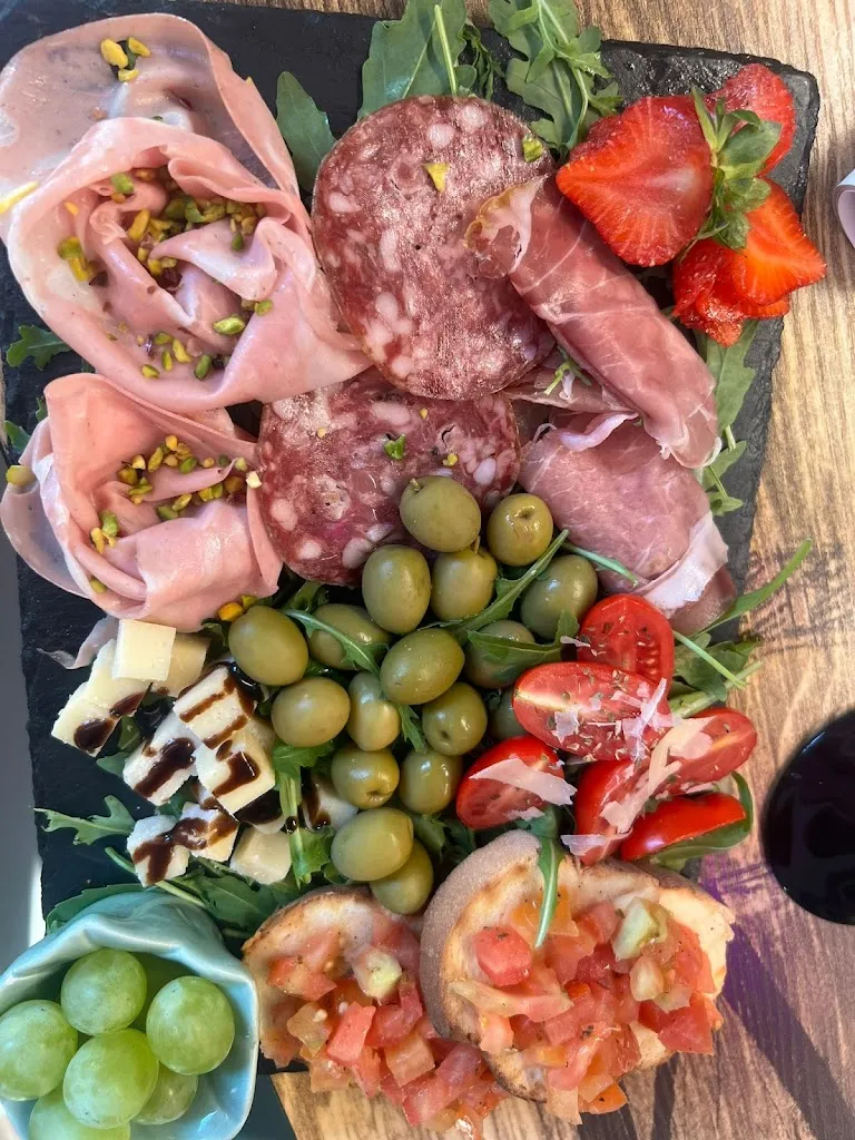 Jackline Portman_L’Amuri Coffee & Brunch, Aperitivo Cocktails and Dinner Vibes_Motta Sant'Anastasia_review