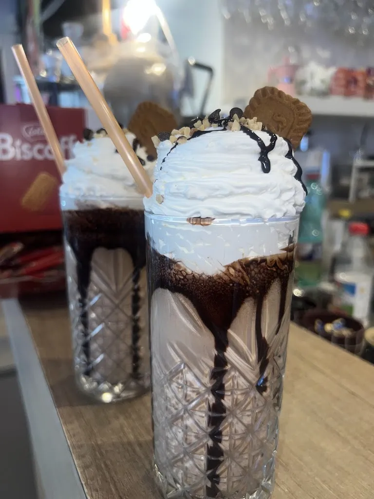 L’Amuri Coffee & Brunch, Aperitivo Cocktails and Dinner Vibes_Motta Sant'Anastasia_slider_image_2