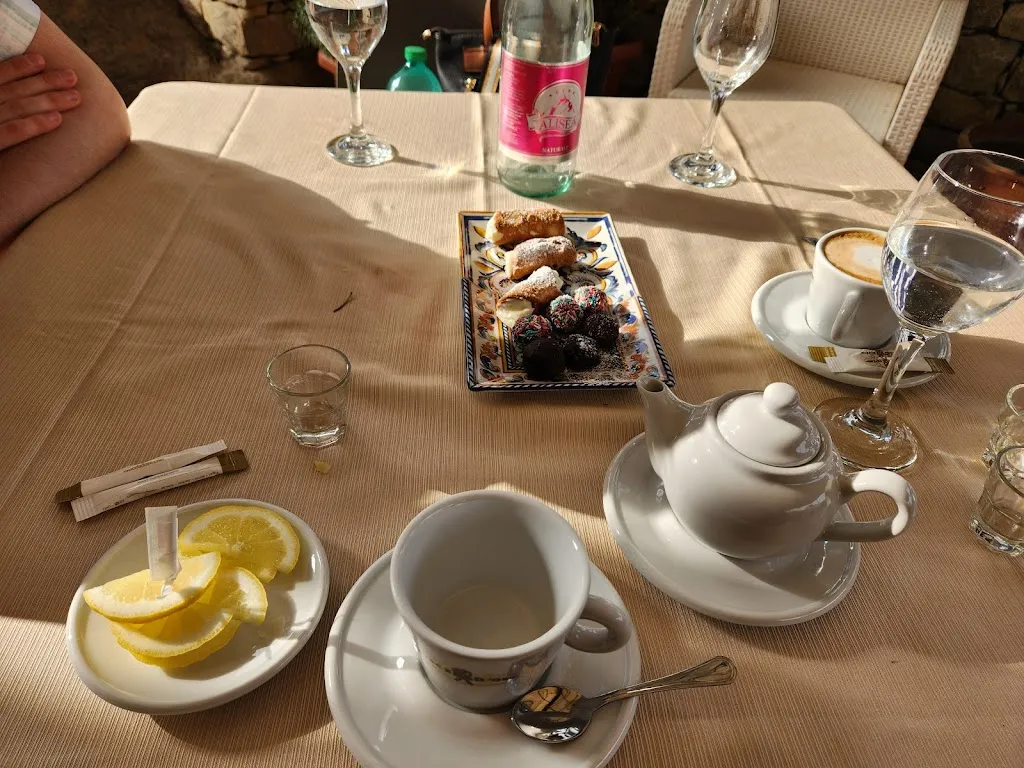 Kareen Karina_Ristorante Pizzeria Il Castello_Novara di Sicilia_review