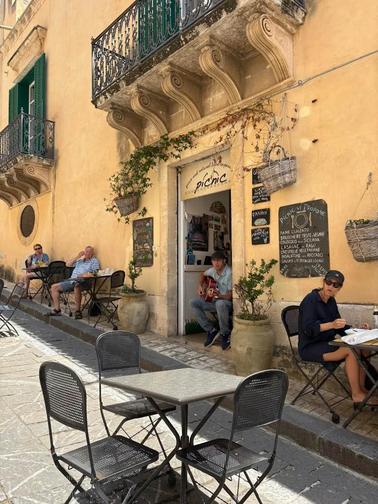 Maxime de Vaulchier_Picnic_Noto_review