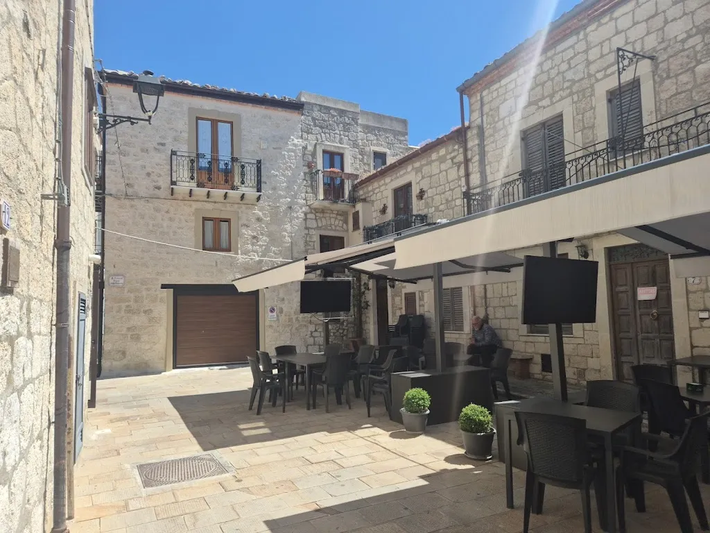 Padraic Doyle_La Piazzetta_Petralia Soprana_review