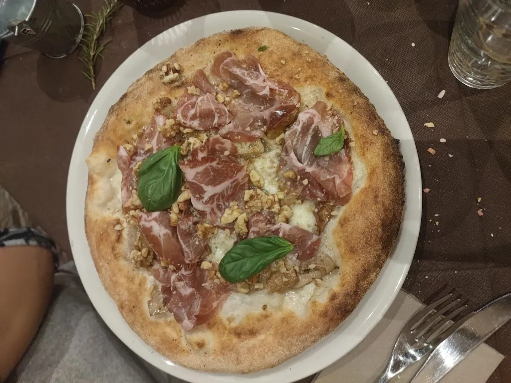 Pizzeria Il rustico_Piano dei Geli_slider_image_3