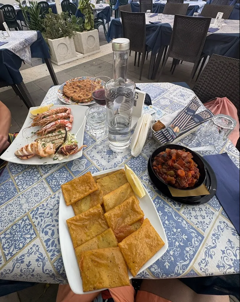 World Tourists Couple_Il Ritrovo_Porto Empedocle_review