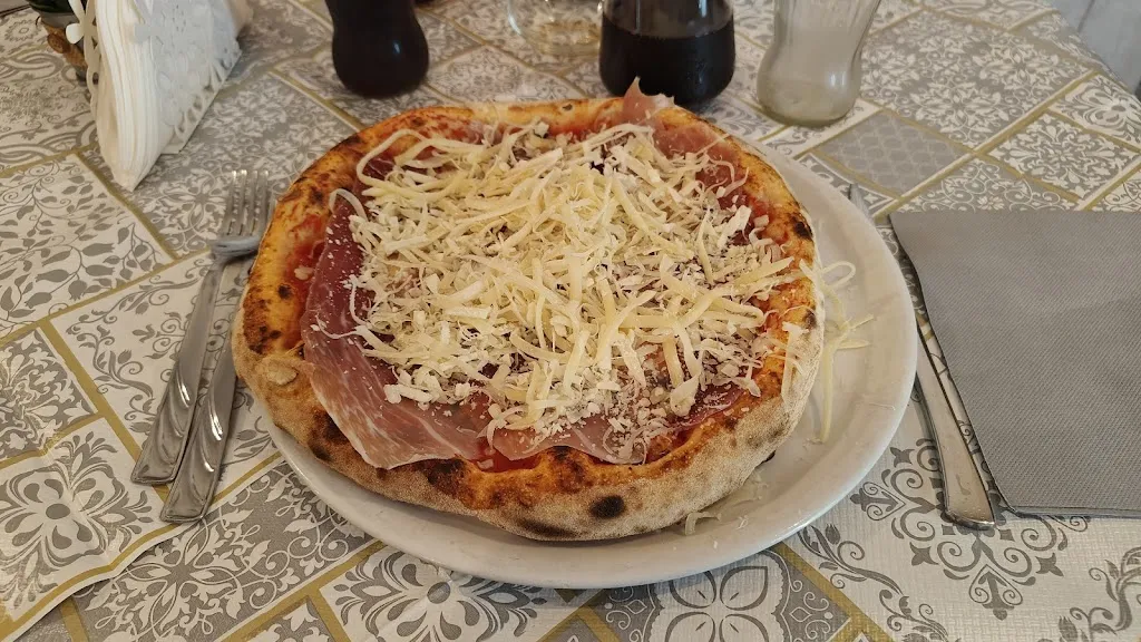 Benjamin Samaey_Il Ritrovo_Porto Empedocle_review