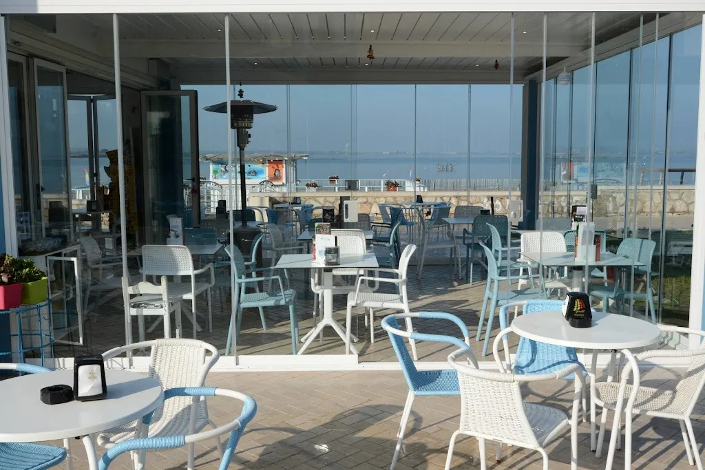 Lake Cafe' restaurant in Lesina