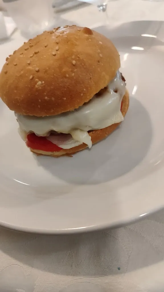 Amanda Vēvere_Acapulco 2_Lesina_review