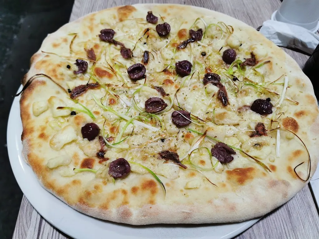 Jingyu Cao_Pizzeria Cacio e Mollica_San Pietro Clarenza_review