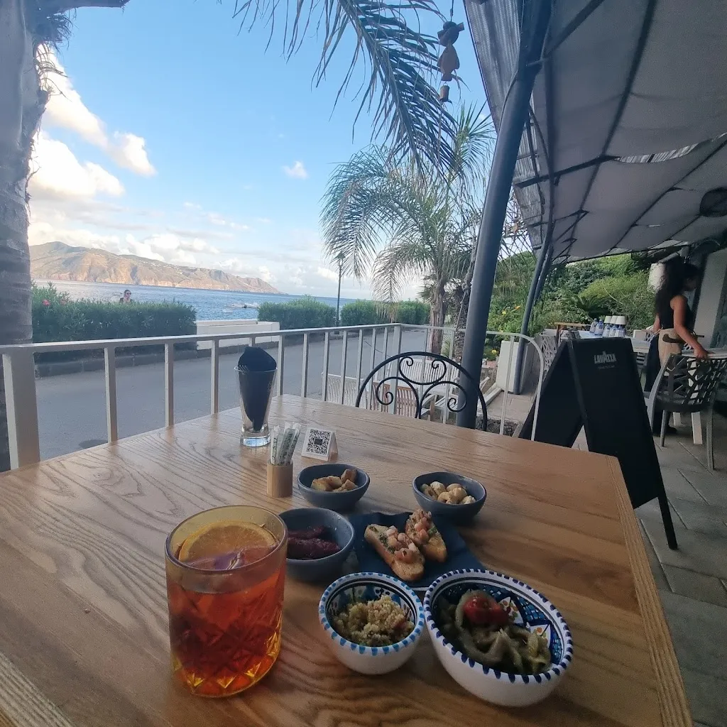 Jaide Cullen_Cafè du Mari_Santa Marina Salina_review