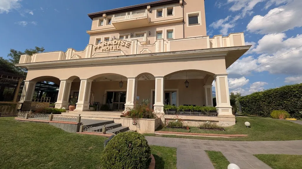 Piotr Sadowski_Hotel Paradise_Santa Maria di Licodia_review