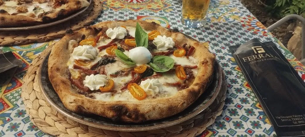 Ferrara gusto e passione, ristorante a base di pesce , pizzeria napoletana e conteporanea_Santa Teresa di Riva_slider_image_3