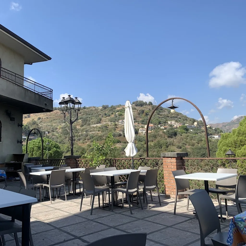 La Pineta di Garufi Vincenza restaurant in Savoca