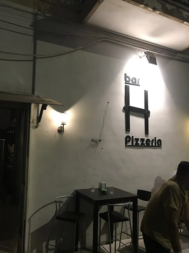 Bar Pizzeria H restaurant in Leverano