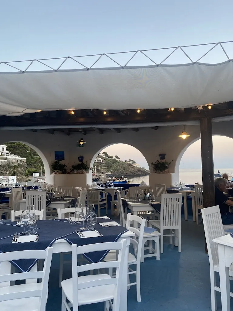 Il Faraglione SRL restaurant in Ustica