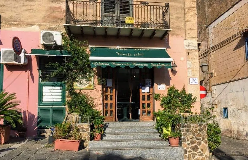 Oasi Bar restaurant in Ustica