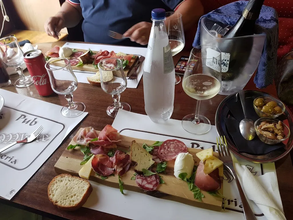 Menu_Black & White_Troina_image_1