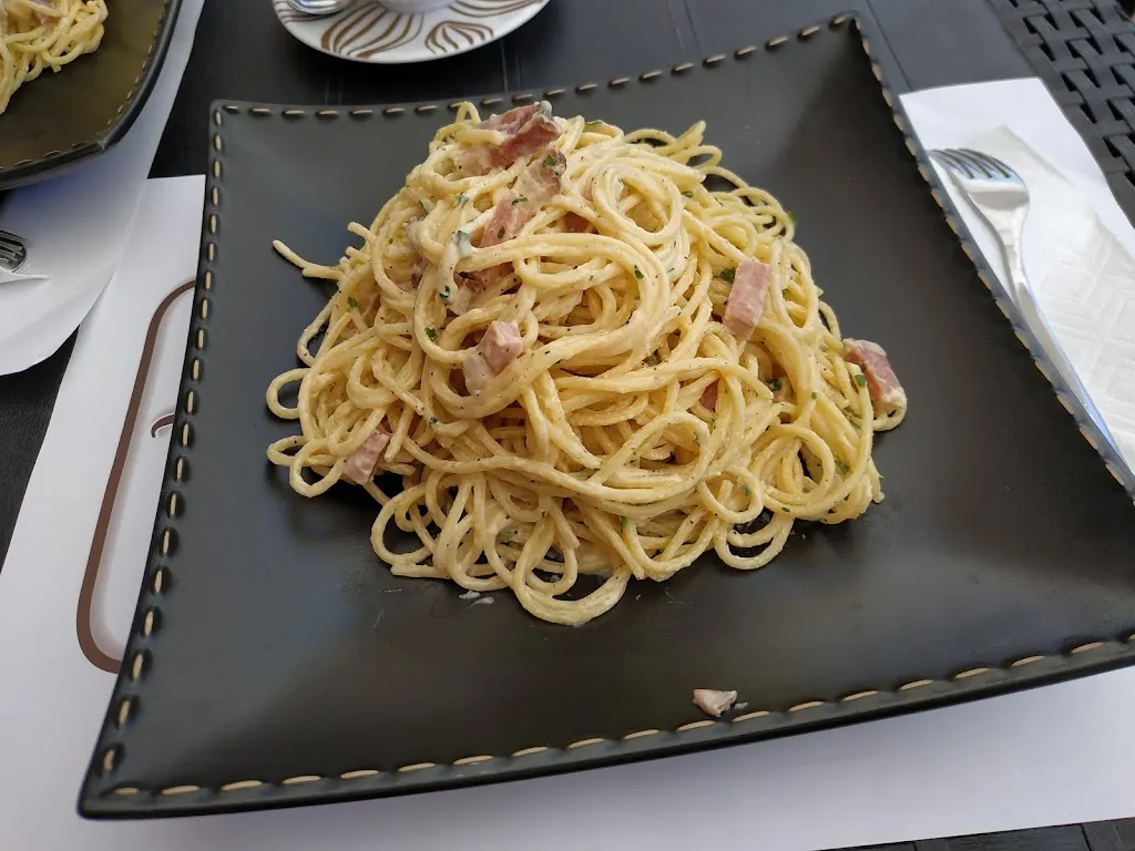 Menu_Black & White_Troina_image_3