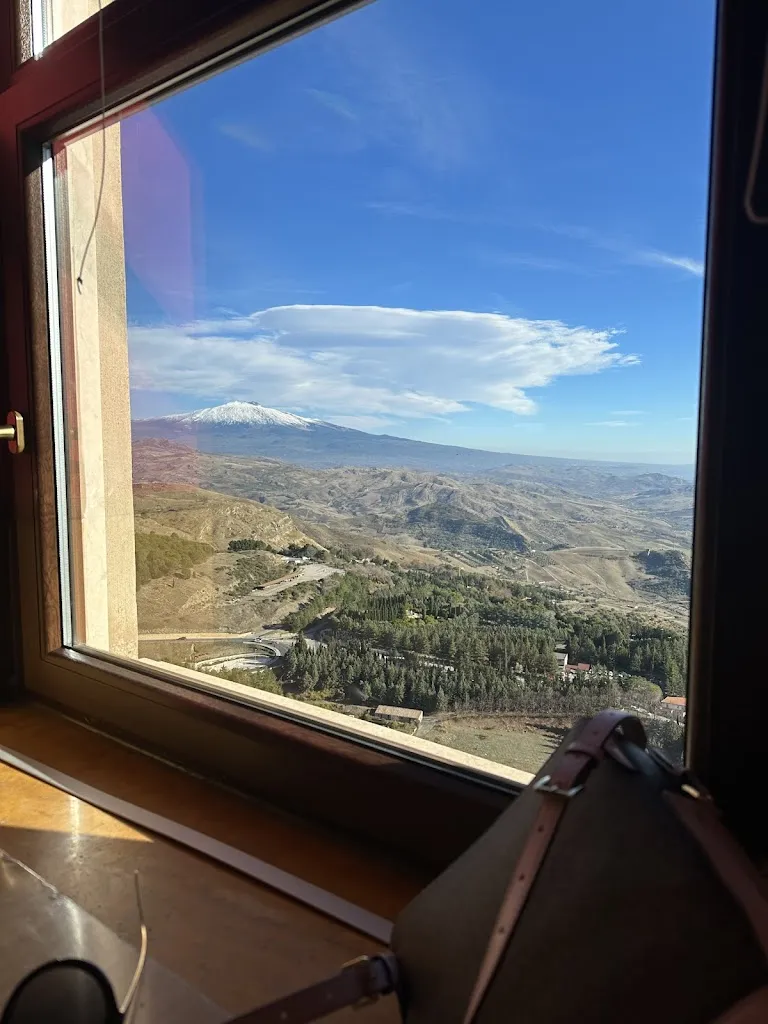 Боряна Нейкова_Black & White_Troina_review