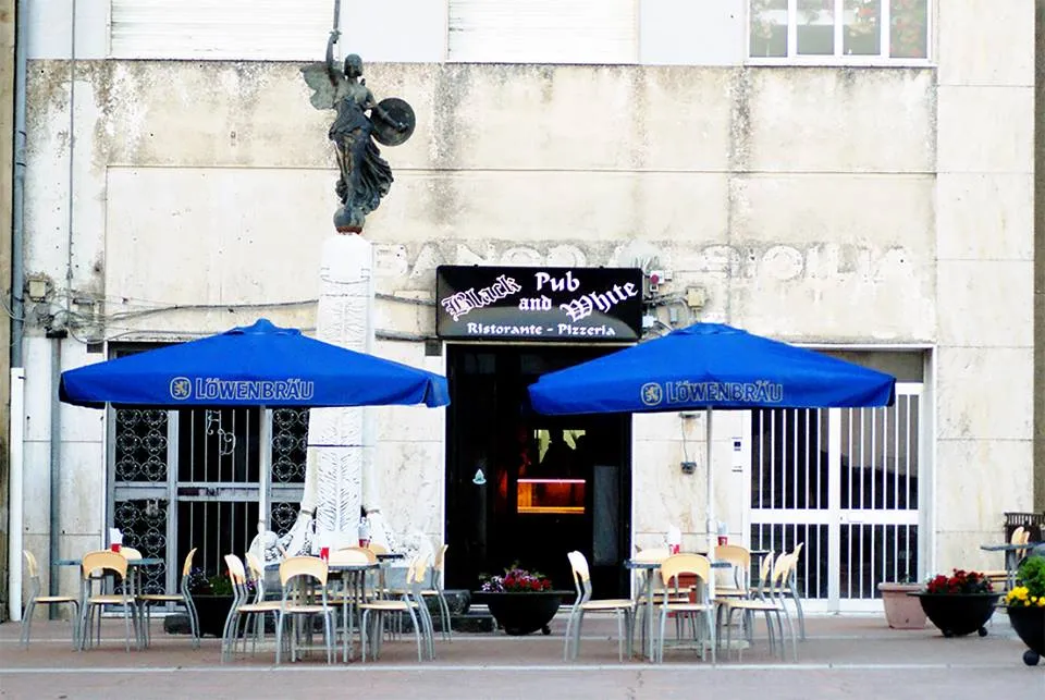 Black & White_Troina_slider_image_1