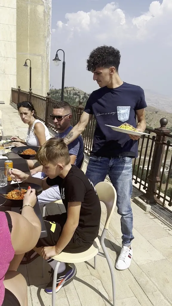 Black & White_Troina_slider_image_2