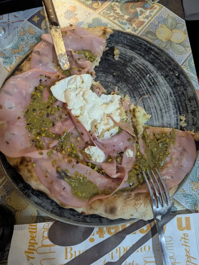 Anna Franco Pedro_Pizzeria Latino_Villafranca Sicula_review