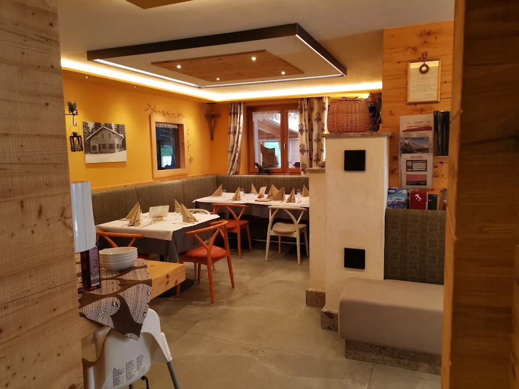 Rifugio La Montanara Tovre Plateau Molveno restaurant in Andalo