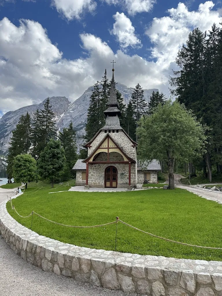 Byron Khan_Cappella Lago di Braies_Braies_review