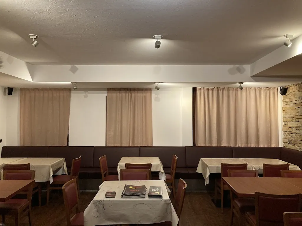 Luna Rossa Pizzeria Bar ristorante restaurant in Brunico