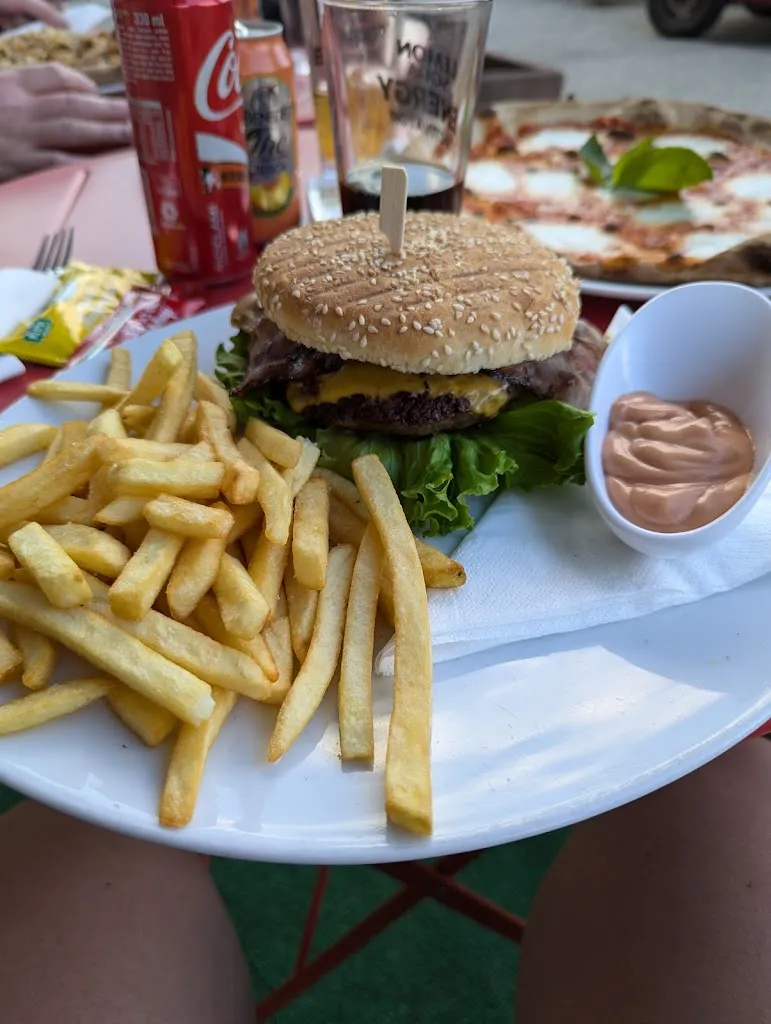 Leanne Wallace_Simos Firehouse_Brunico_review