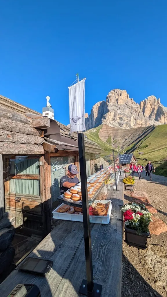 Ivana Poglajen_Rifugio Friedrich August_Campitello di Fassa_review