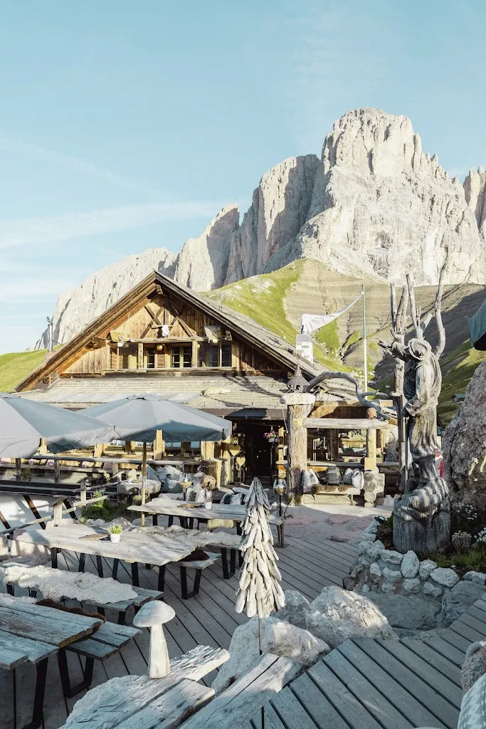 Rifugio Friedrich August restaurant in Campitello di Fassa