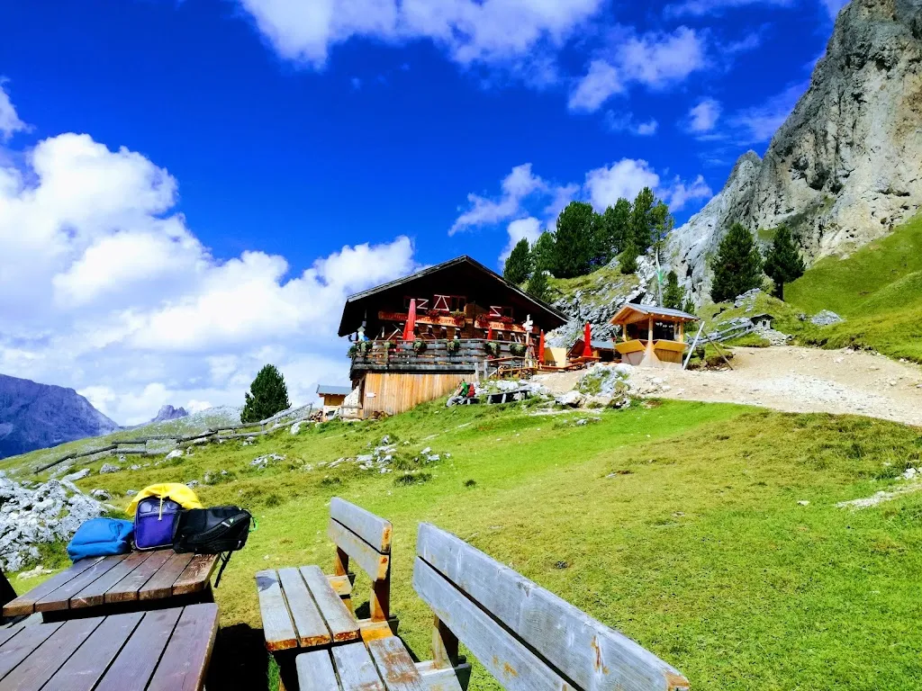 Rifugio Sandro Pertini restaurant in Campitello di Fassa