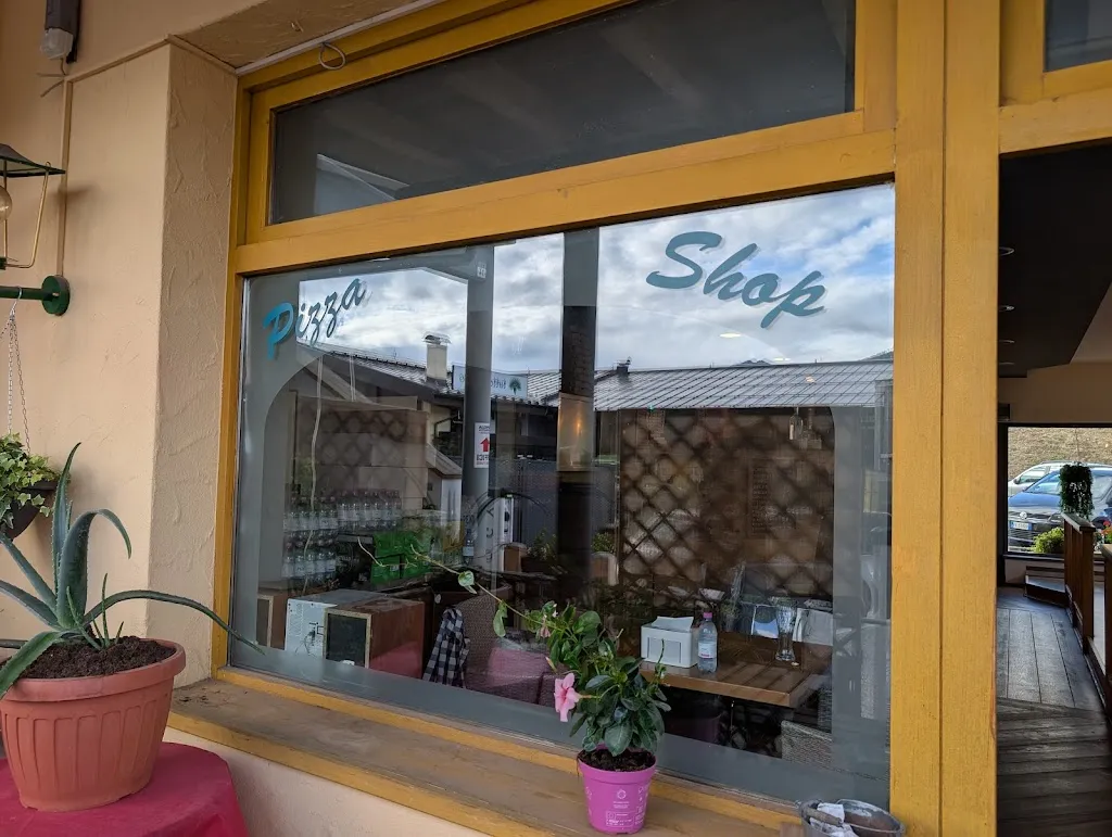 Marie Wise-Miu_Pizza shop_Carano_review