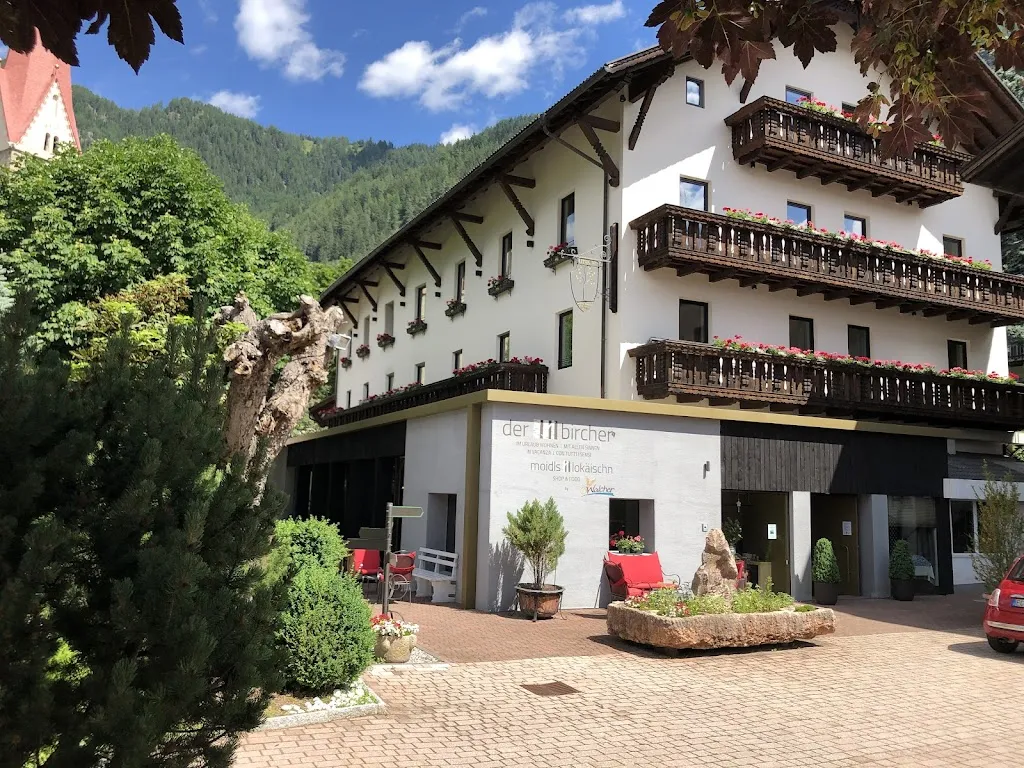 Historic Guesthouse BIRCHER B&B Apartments restaurant in Campo di Trens