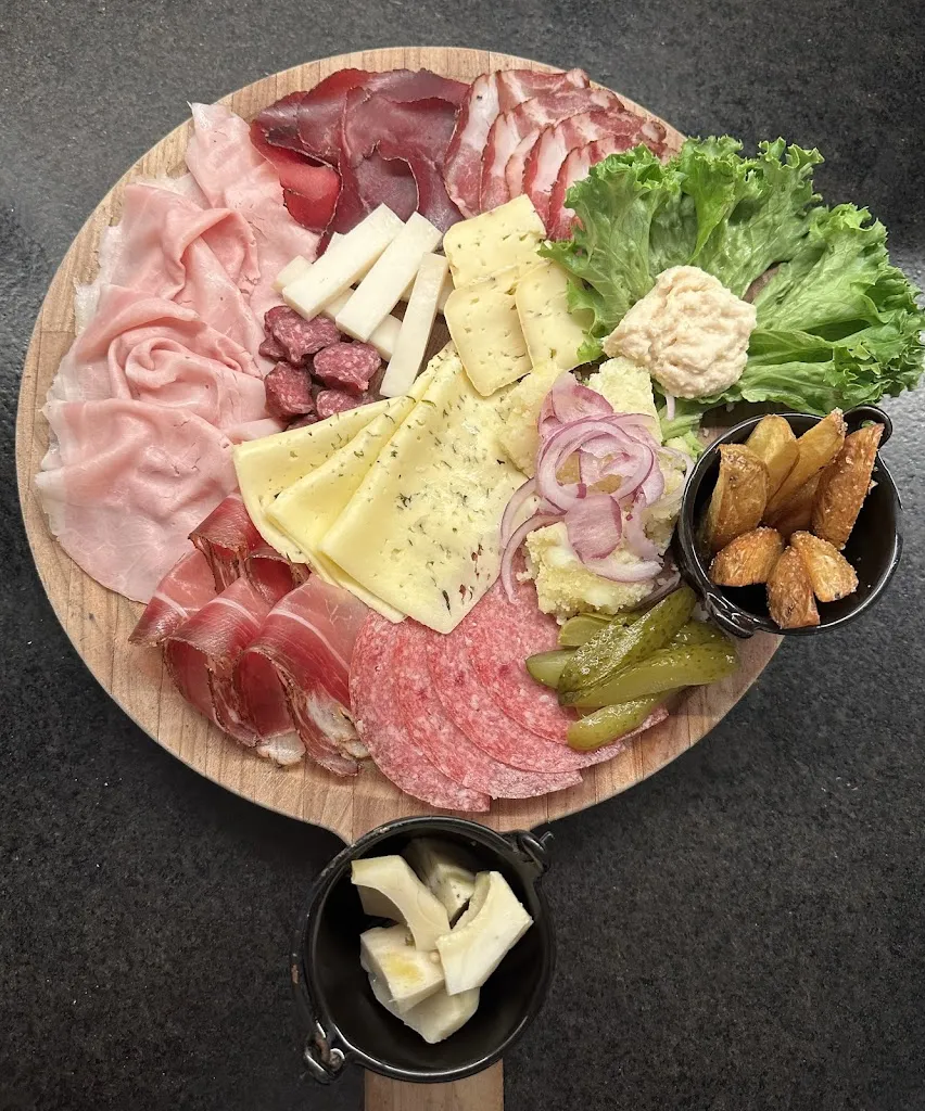 Nepomuk - Rooms | Restaurant | Pizzeria_Campo di Trens_slider_image_3