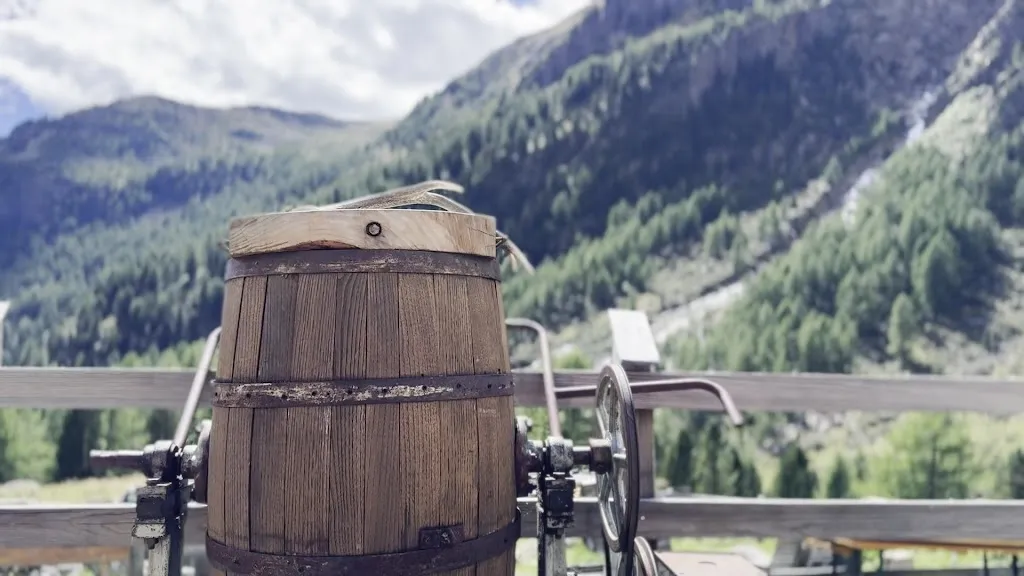 ASMAA HAFAD_Malga Mare_Cogolo_review