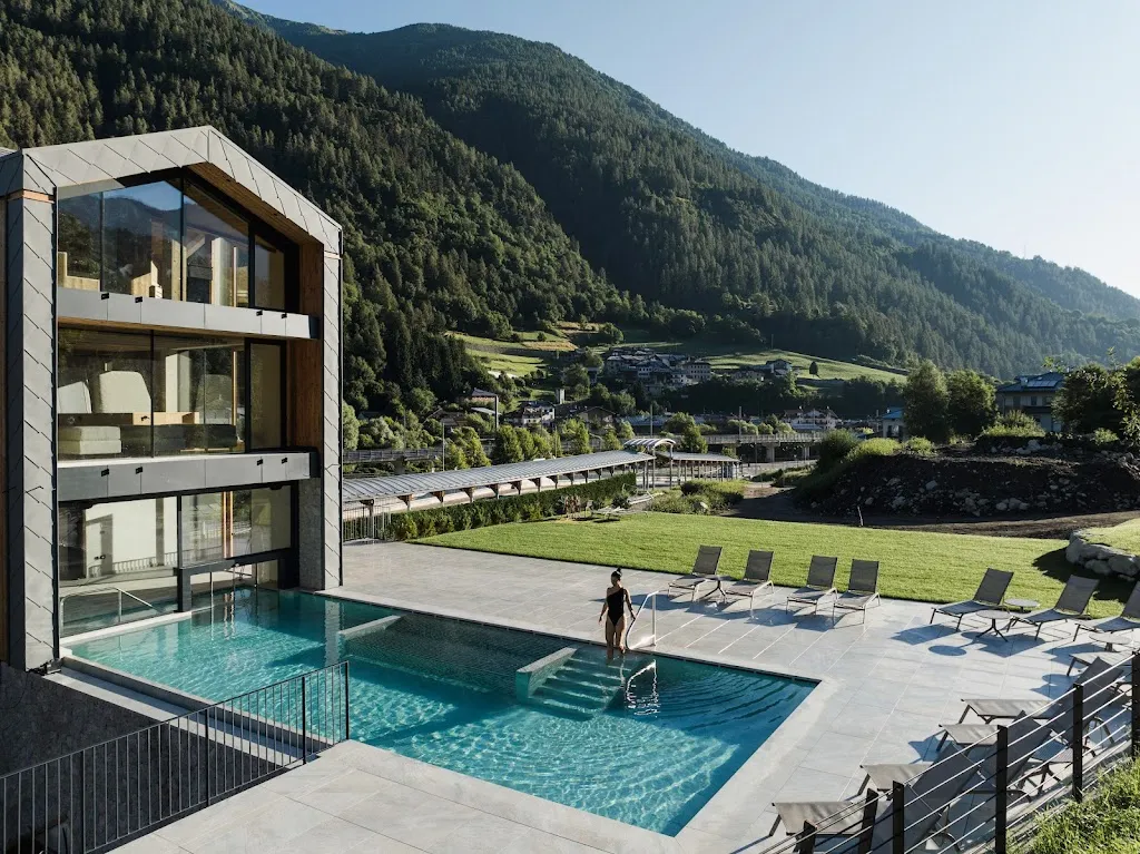 Monroc Hotel restaurant in Commezzadura