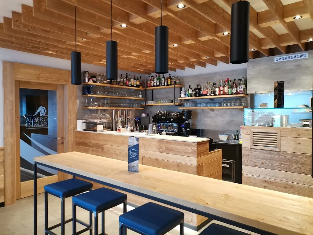 Sky Bar restaurant in Commezzadura