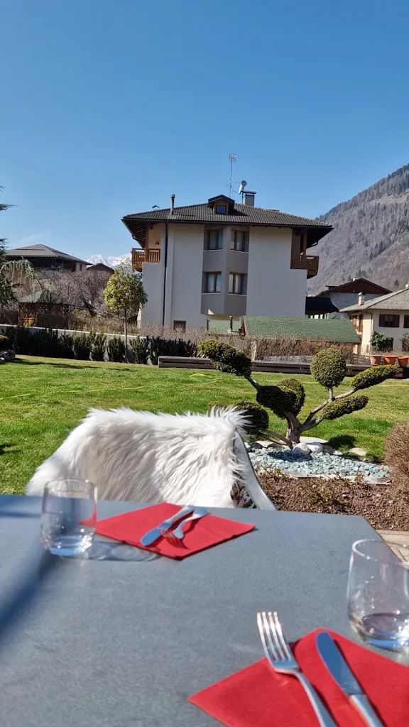 Tevini - Dolomites Charming Hotel restaurant in Commezzadura
