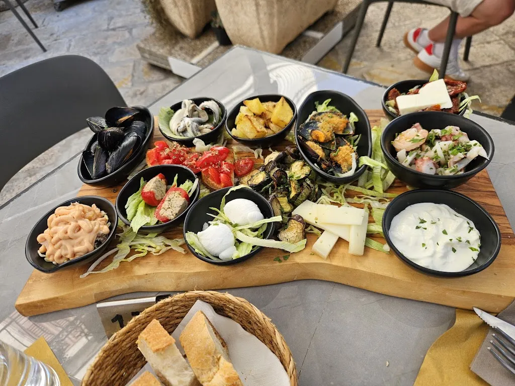 Barna Szabó_Calici e Dentici_Locorotondo_review