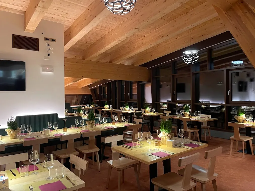 Chalet GUD Marilleva 1400 restaurant in Commezzadura