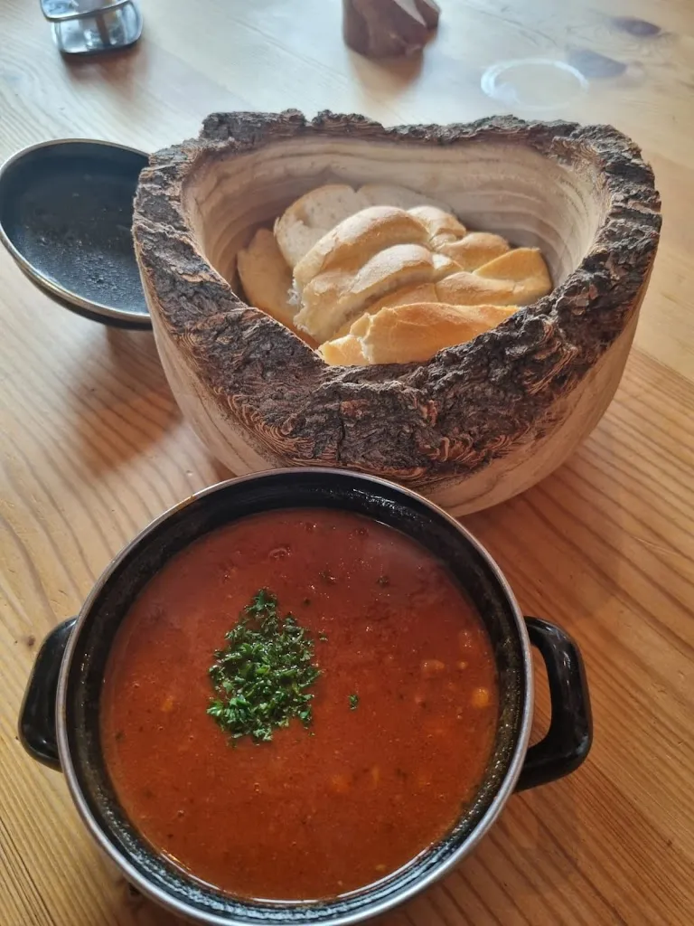 Bartłomiej Łaptuta_Skihütte Einkehrschwung_Curon Venosta_review