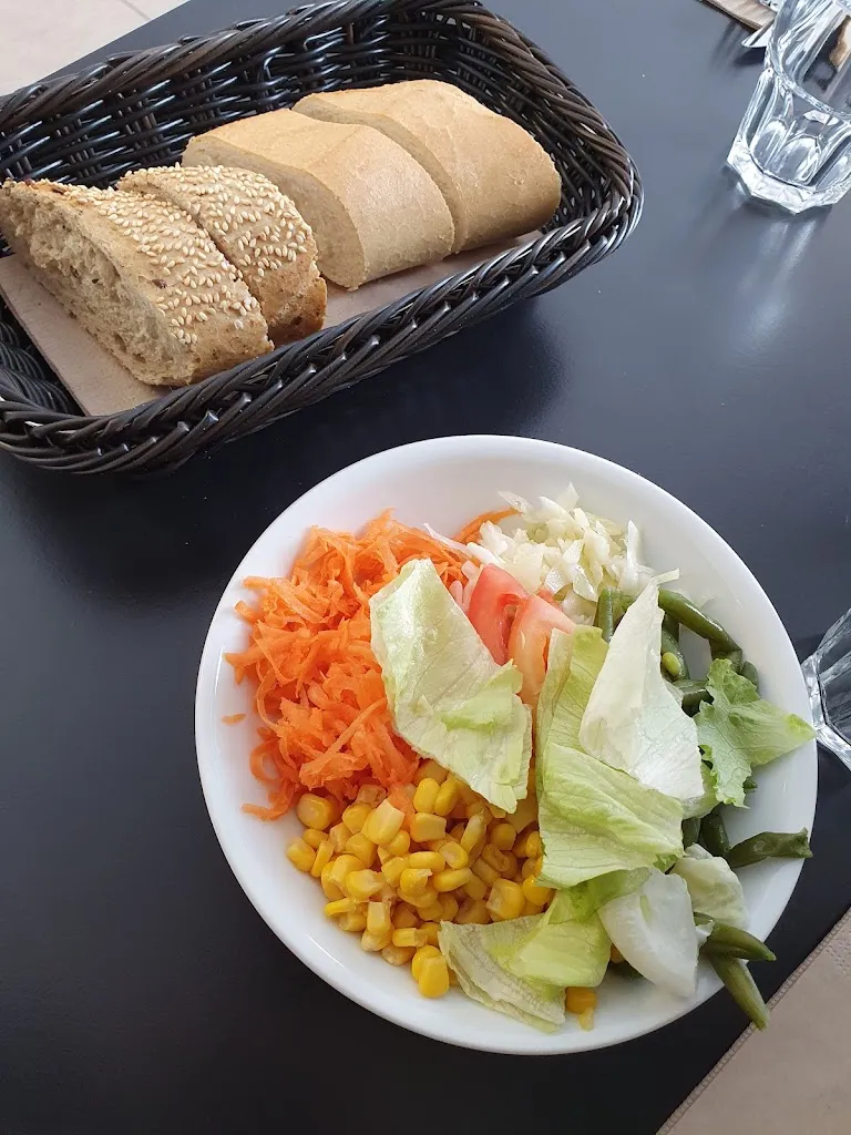 Denis Tarabuga_Arena Bar | Pizzeria | Restaurant_Collalbo_review