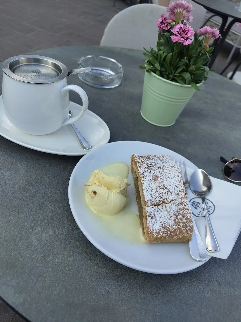 Targol Bayat_Cafe Lintner_Collalbo_review