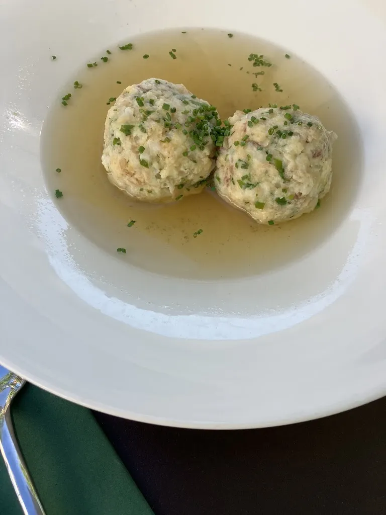 Jing Zhou_ZENTRAL Café Restaurant_Collalbo_recensione