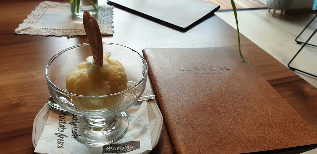 Iris Iris_ZENTRAL Café Restaurant_Collalbo_recensione